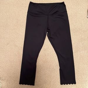 Kate Spade ♠️ Scalloped capri work out pants